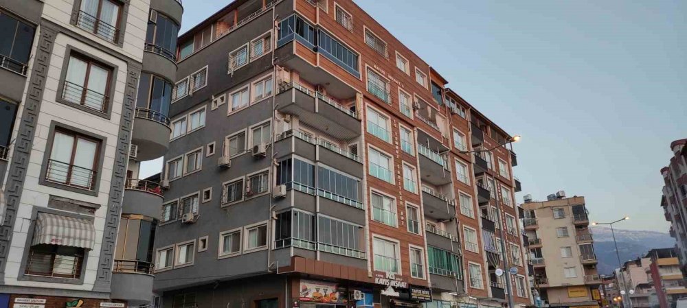 Hatay'da yaptığı binaların hiçbiri yıkılmayan müteahhit işini bakın neden bırakmış