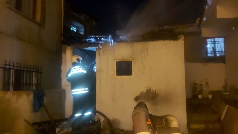 İki bina arasında korkutan yangın