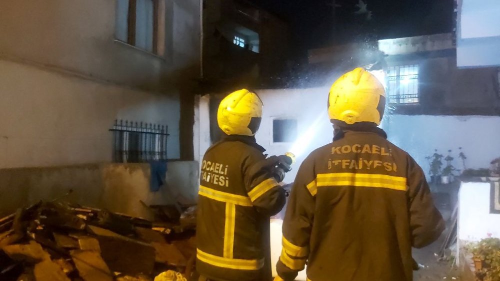 İki bina arasında korkutan yangın