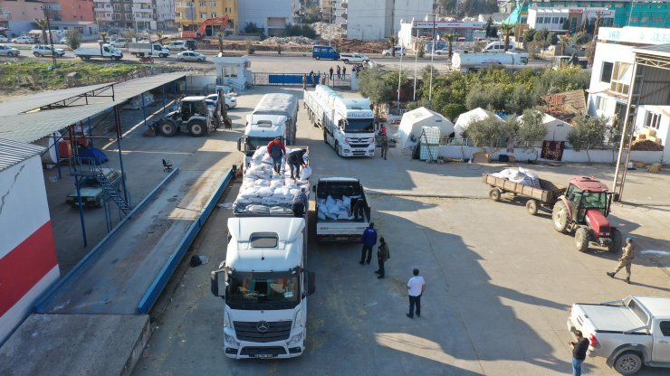 Konya’dan Hatay’a 10 TIR besi ve süt yemi gönderildi