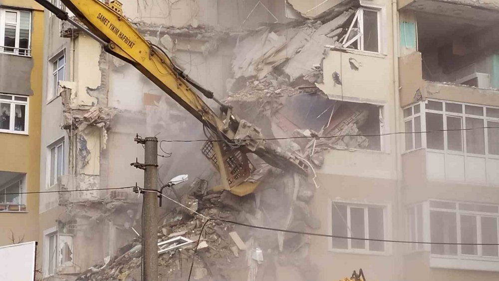 Mülk sahipleri arasındaki anlaşmazlık nedeniyle yıkılamamıştı! 48 yıllık sitede yıkım