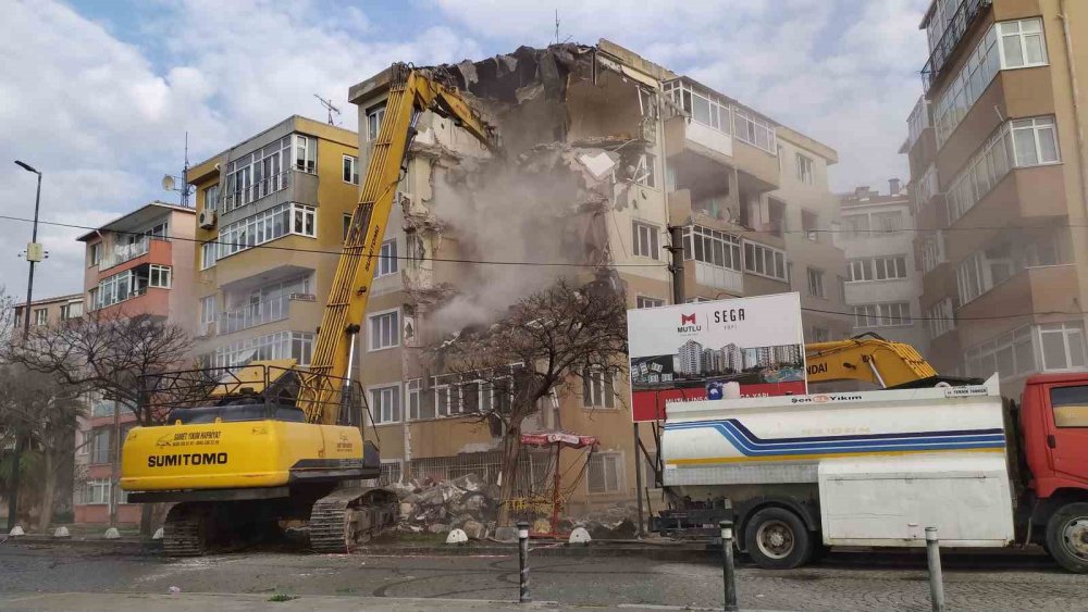 Mülk sahipleri arasındaki anlaşmazlık nedeniyle yıkılamamıştı! 48 yıllık sitede yıkım