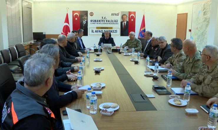 Bakan Akar, Osmaniye'de depremzedelerle bir araya geldi