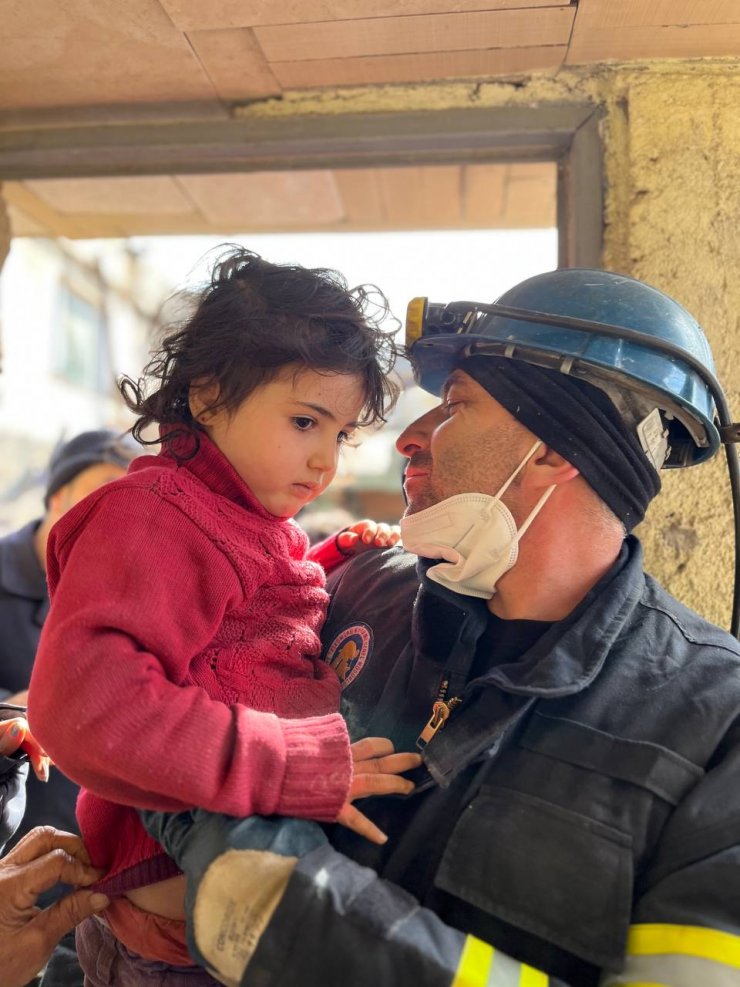 Enkazdan 35 saat sonra 5 yaşındaki Sidra'yı kurtaran maden işçisi o anları anlattı