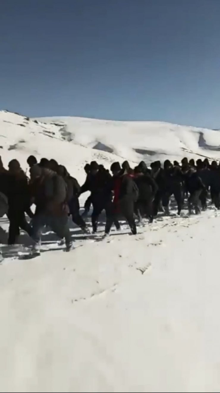 İran sınır hattından giriş yapan 232 kaçak göçmen yakalandı