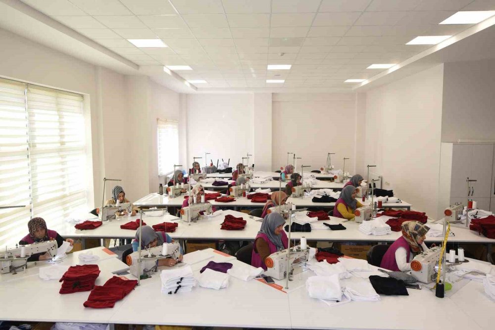 KOMEK ve ASEM mensupları depremzedeler için tek yürek oldu