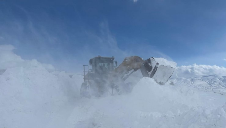 Van'da askeri üs bölgesinin kardan kapanan yolu açıldı