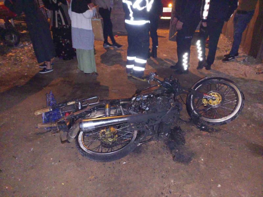 Babasına kızıp motosikletini ateşe verdi