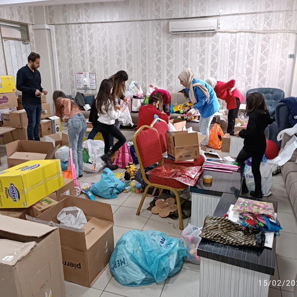 Batman’da öğretmen ve velilerden depremzede çocuklara oyuncak