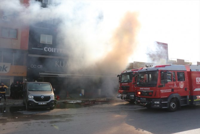 Kozmetik mağazasında çıkan yangında 2 kişi öldü