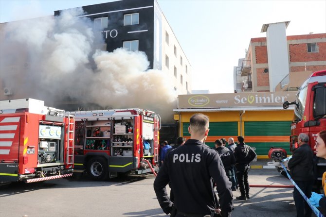 Kozmetik mağazasında çıkan yangında 2 kişi öldü