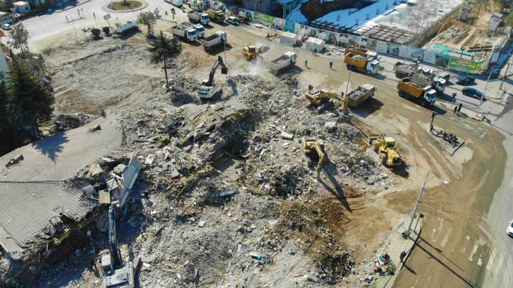Depremin 21’inci gününde enkaz çalışmaları havadan görüntülendi