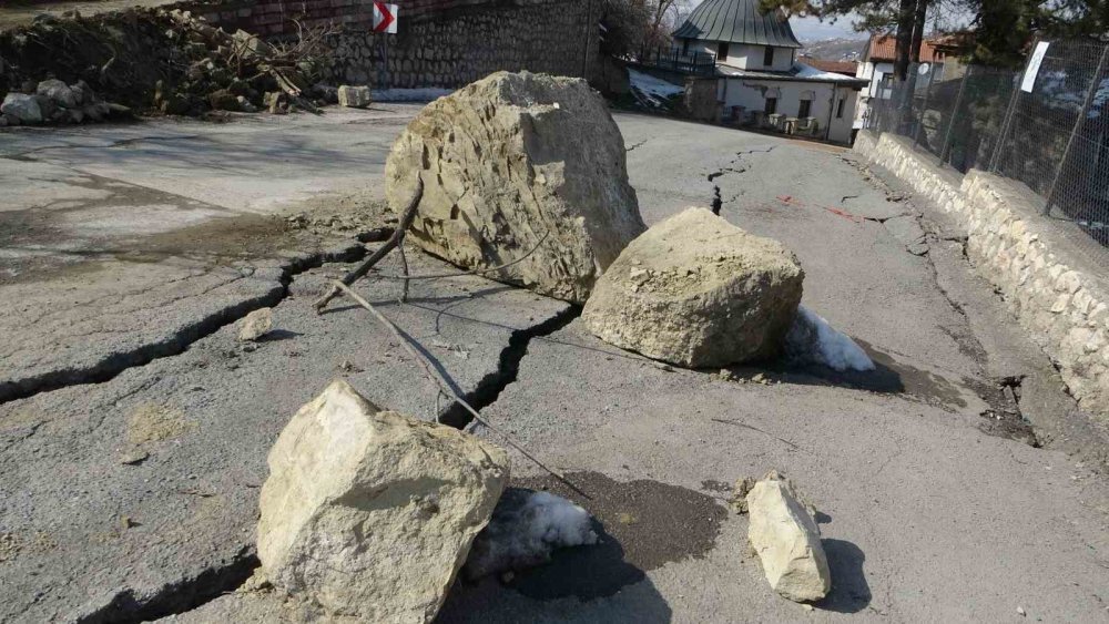 Depremle oluşan heyelanda dev kayalar yola düştü