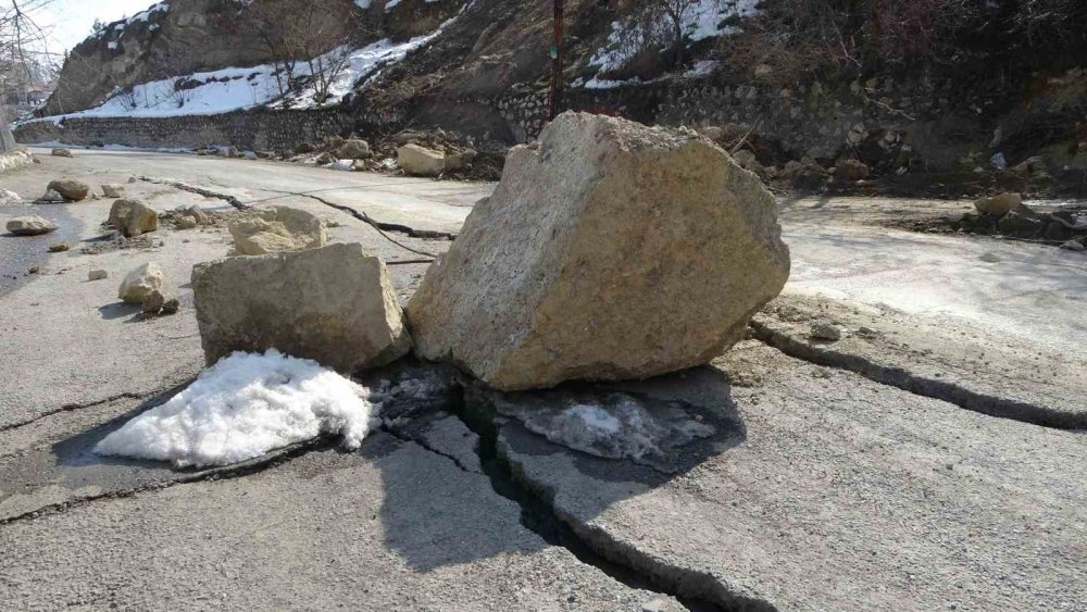 Depremle oluşan heyelanda dev kayalar yola düştü