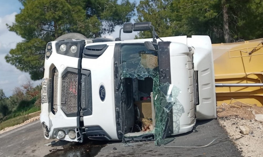 Devrilen kamyonun sürücüsü yaralandı