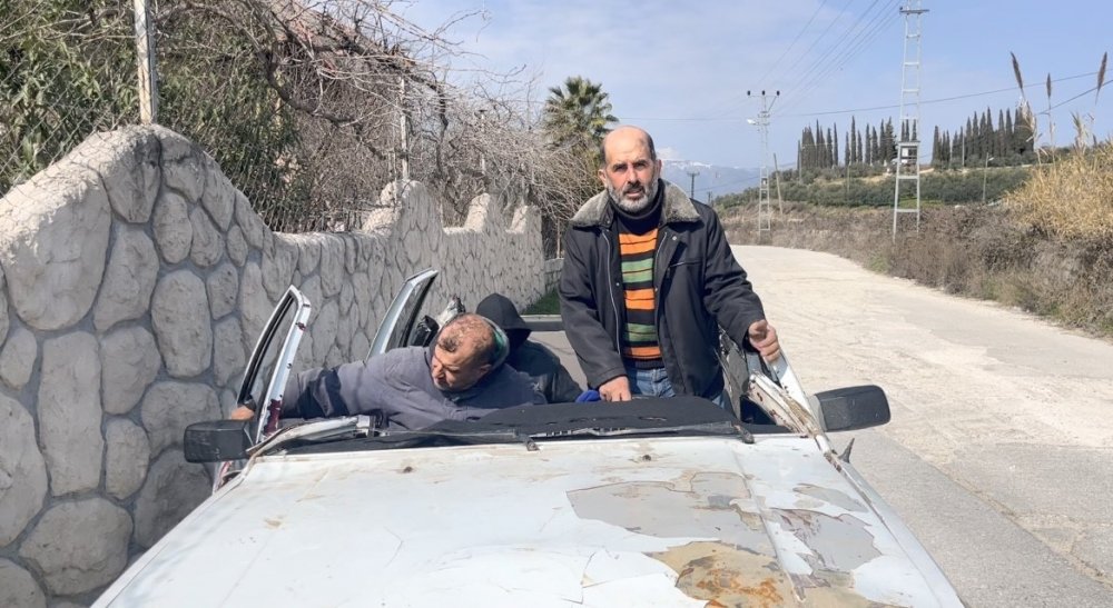 Enkaz altından çıkardığı yarım otomobille trafiğe çıktı