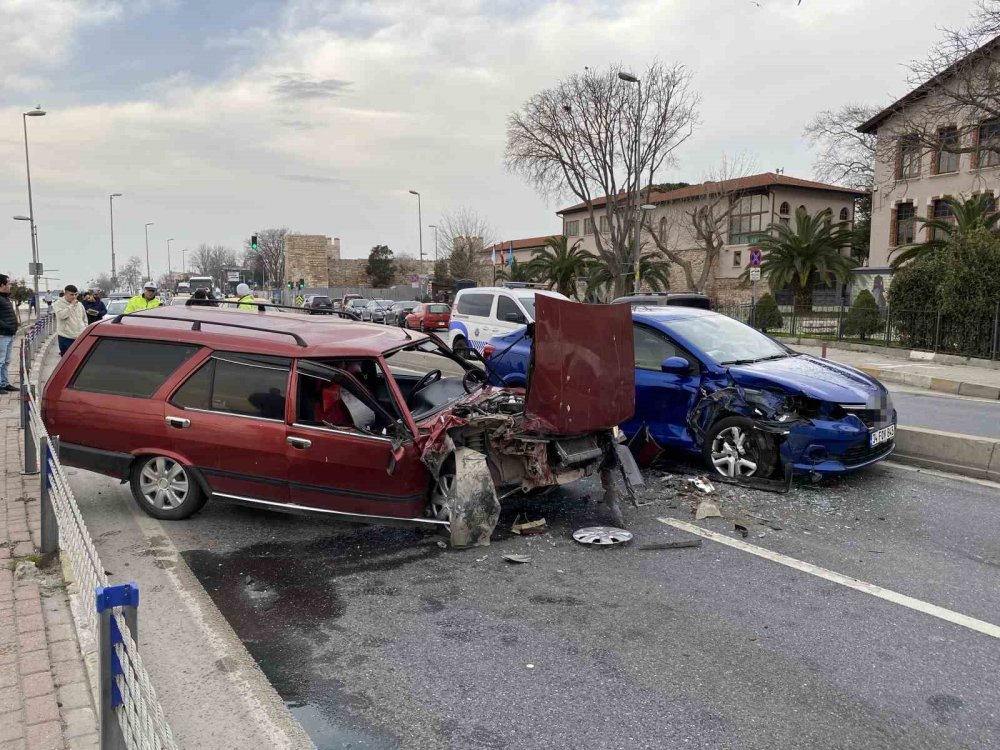 Kaza yapan sürücü, aracını olay yerinde bırakıp kaçtı