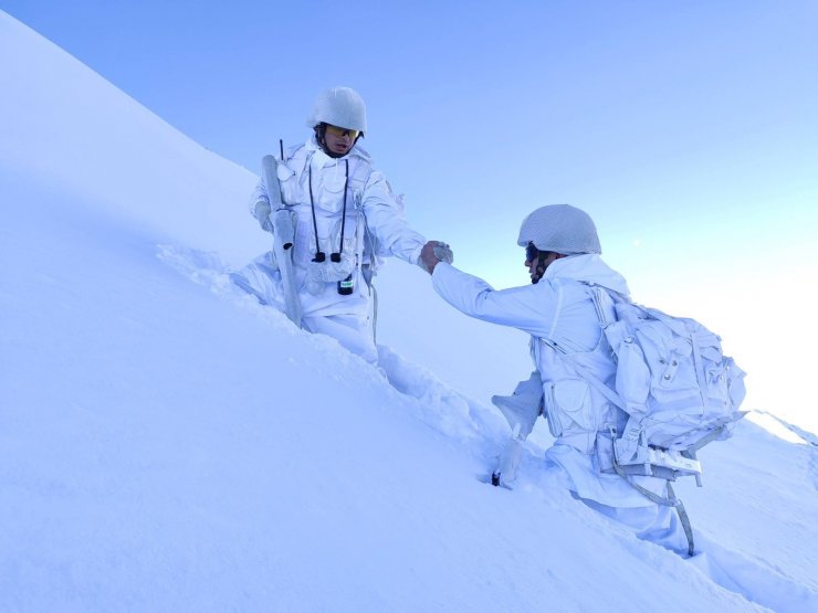 Mehmetçik zor kış şartlarında terörle mücadeleye devam ediyor