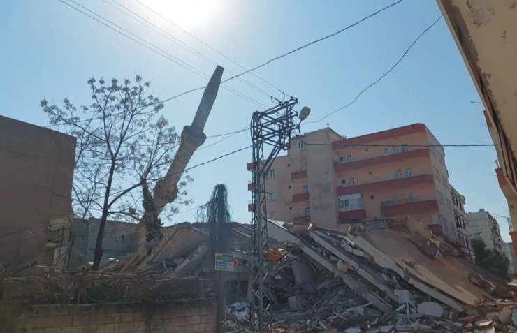 Hasar gören cami minaresi kontrollü olarak yıkıldı
