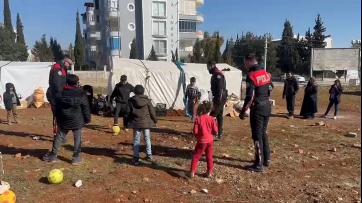Polisler, depremzede çocuklarla top oynadı