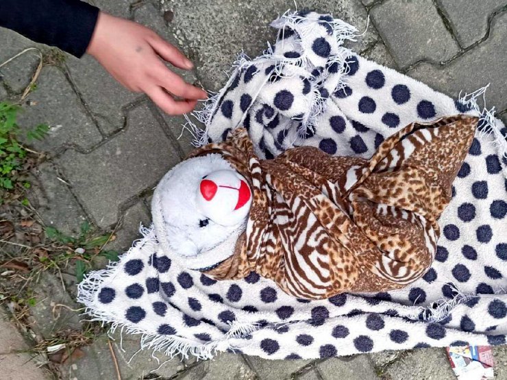 Dilenen kadının kucağındaki kundaktan bebek değil bakın ne çıktı