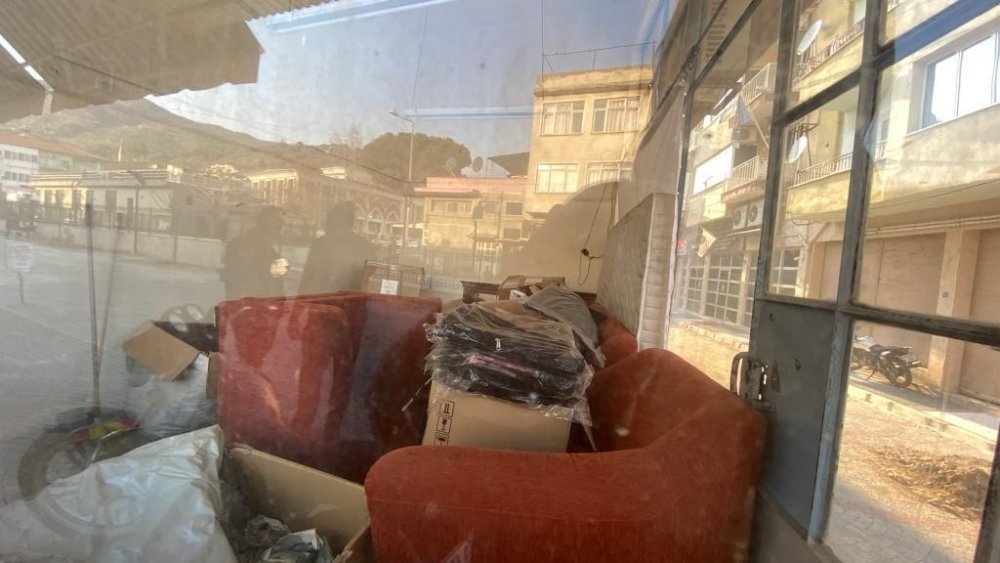 Dükkanının camında sadece ismi kaldı