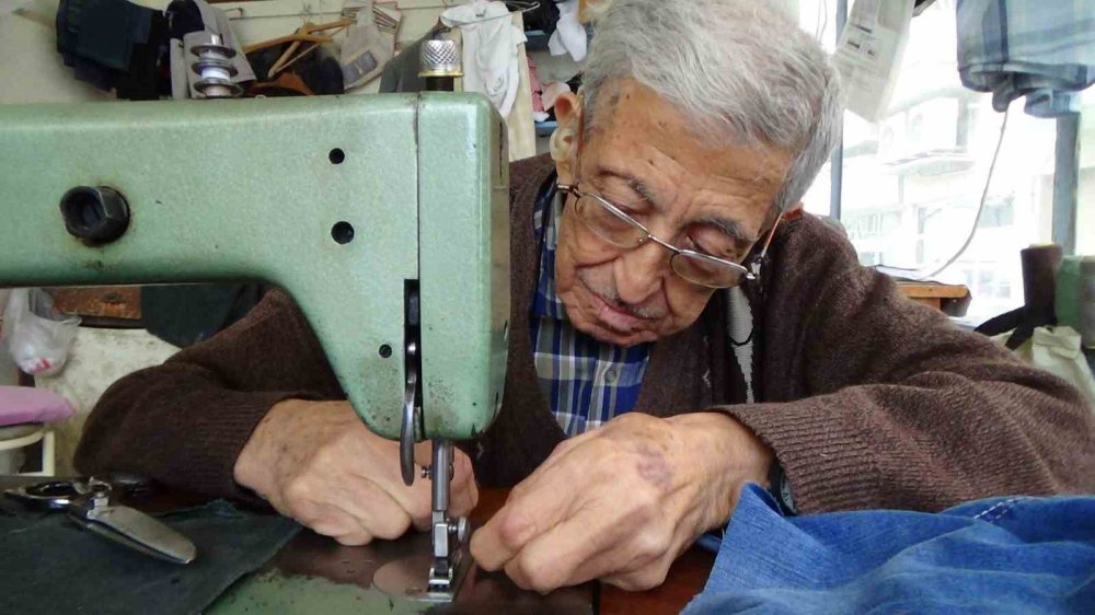 Dükkanının camında sadece ismi kaldı