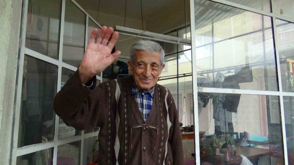 Dükkanının camında sadece ismi kaldı