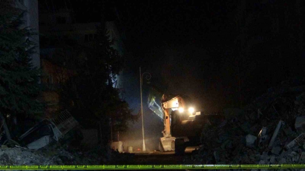 En acı bekleyiş: Anne baba, enkazdan iyi haber almayı bekliyor