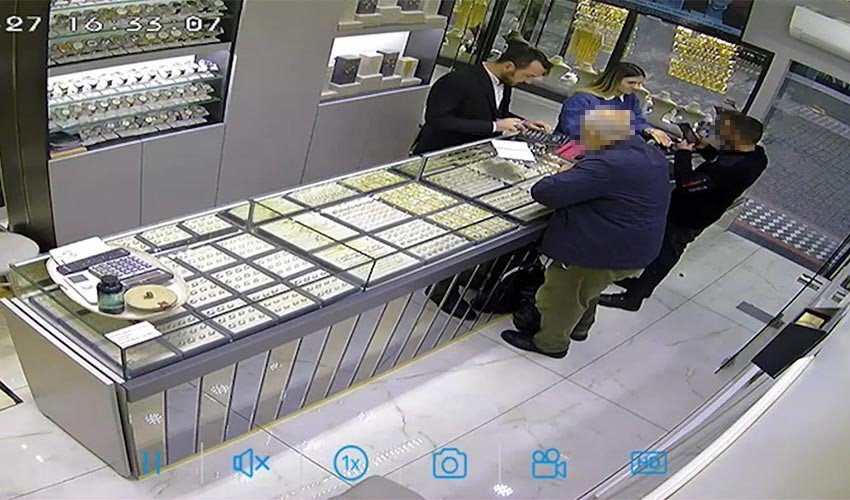 Fotoğraf çekme bahanesiyle bileziği çalmaya kalktı