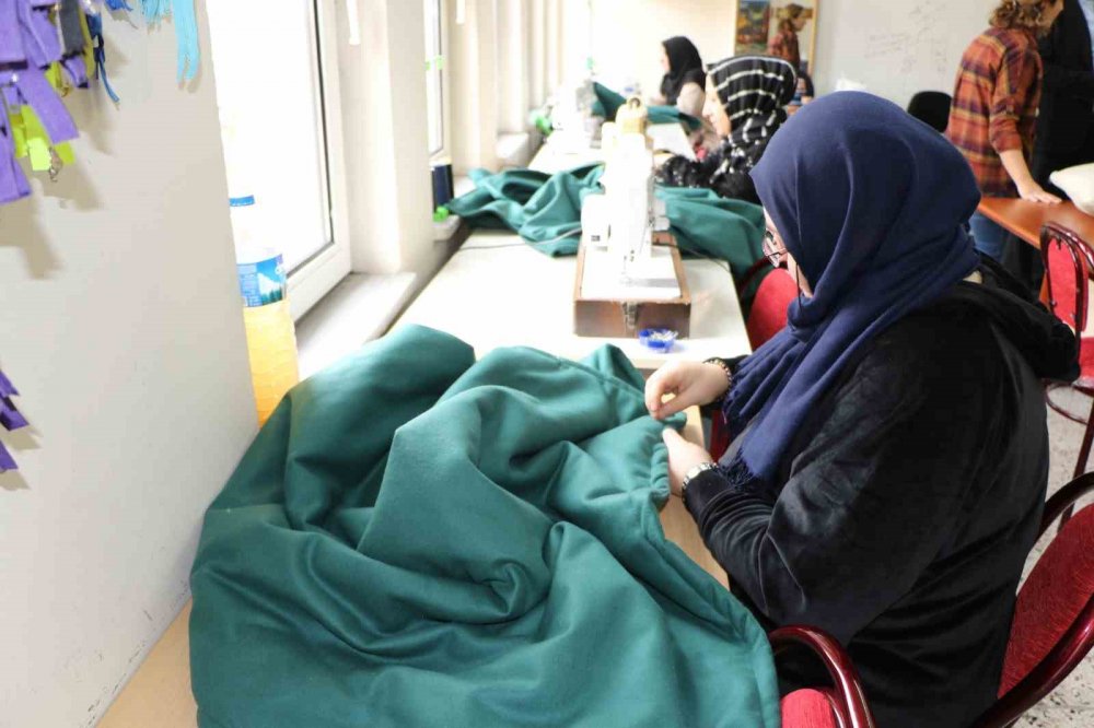 Karabük'te kursiyerler depremzedeler için tulum ve battaniye dikiyor