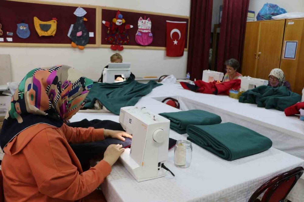 Karabük'te kursiyerler depremzedeler için tulum ve battaniye dikiyor