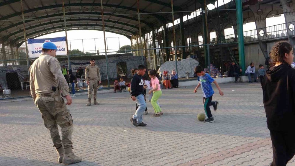 Depremzede çocuklara Mehmetçik’ten moral desteği