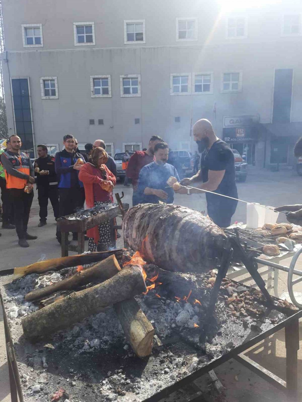 Depremzedelere cağ kebabı ikramı