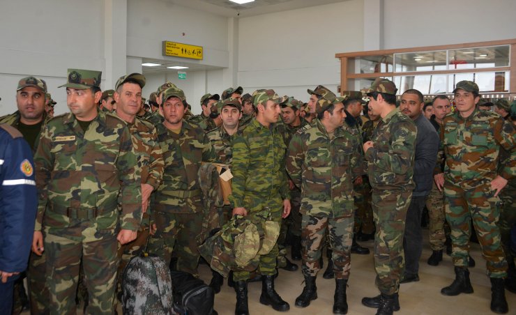 Gönülleri kazandı! Ayağı kırılmasına rağmen deprem bölgesinden ayrılmamış