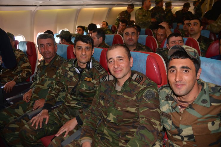 Gönülleri kazandı! Ayağı kırılmasına rağmen deprem bölgesinden ayrılmamış