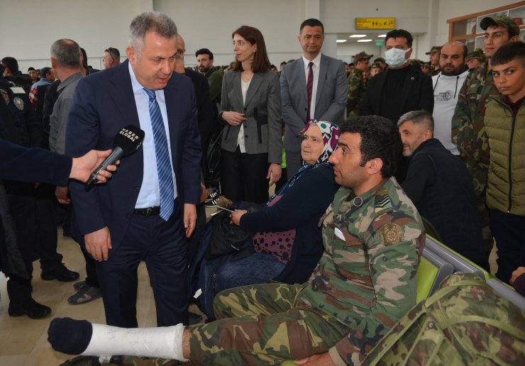 Gönülleri kazandı! Ayağı kırılmasına rağmen deprem bölgesinden ayrılmamış