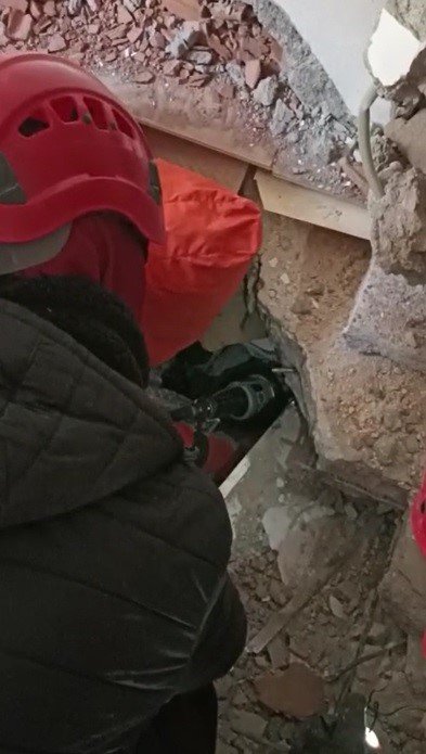 Konya arama kurtarma ekipleri enkaz altında çividen korkan çocuğu çiviye çorap geçirip çıkarttılar