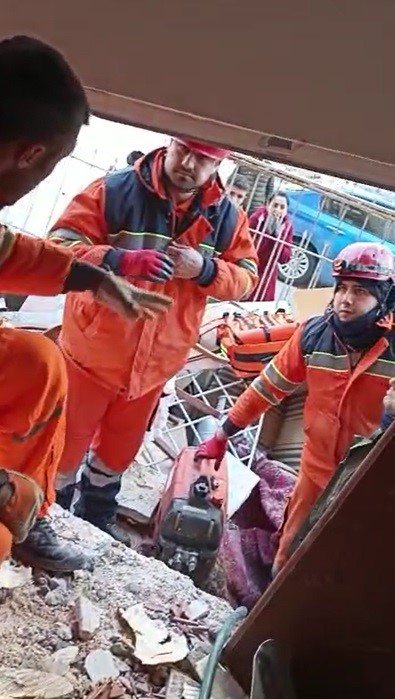 Konya arama kurtarma ekipleri enkaz altında çividen korkan çocuğu çiviye çorap geçirip çıkarttılar