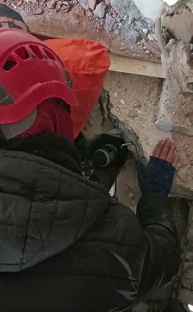 Konya arama kurtarma ekipleri enkaz altında çividen korkan çocuğu çiviye çorap geçirip çıkarttılar