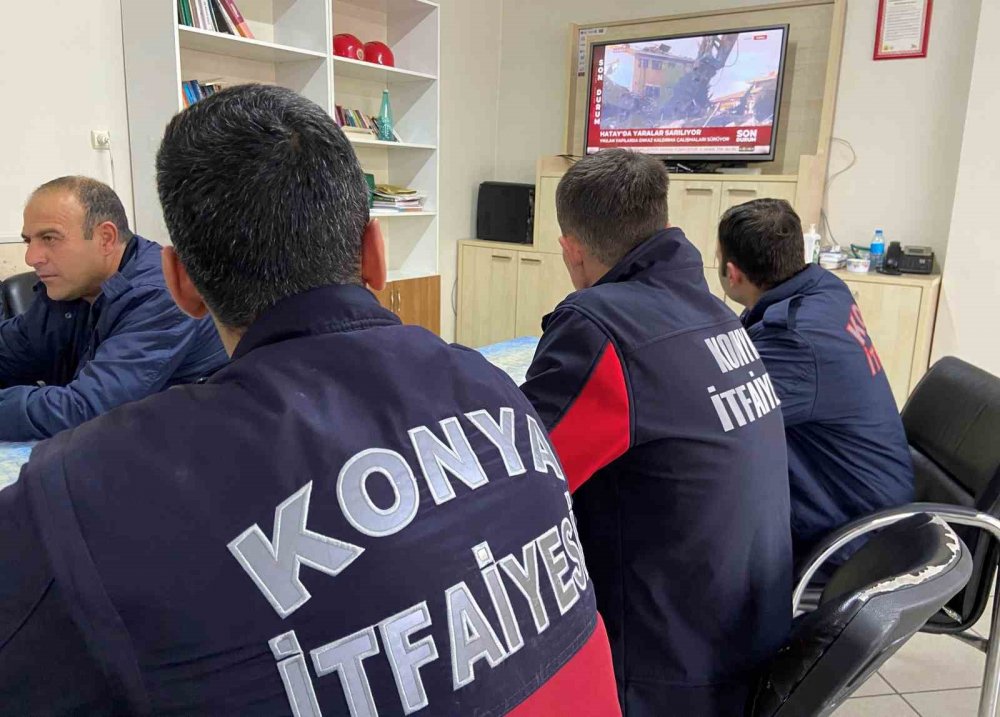 Konya arama kurtarma ekipleri enkaz altında çividen korkan çocuğu çiviye çorap geçirip çıkarttılar