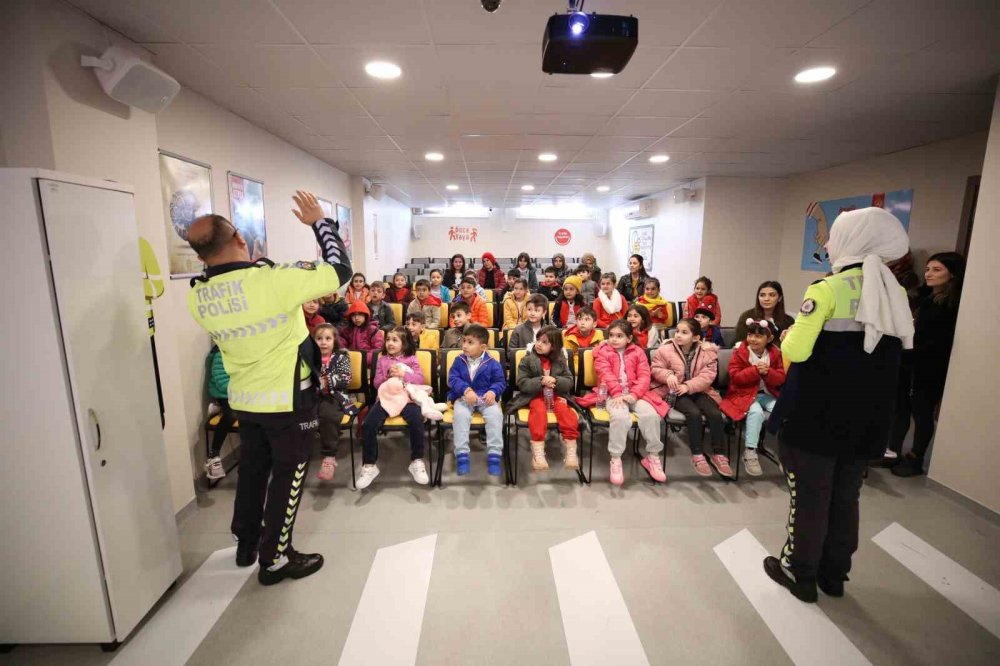 Konya'daki depremzede çocuklar MEGA ile tanıştı