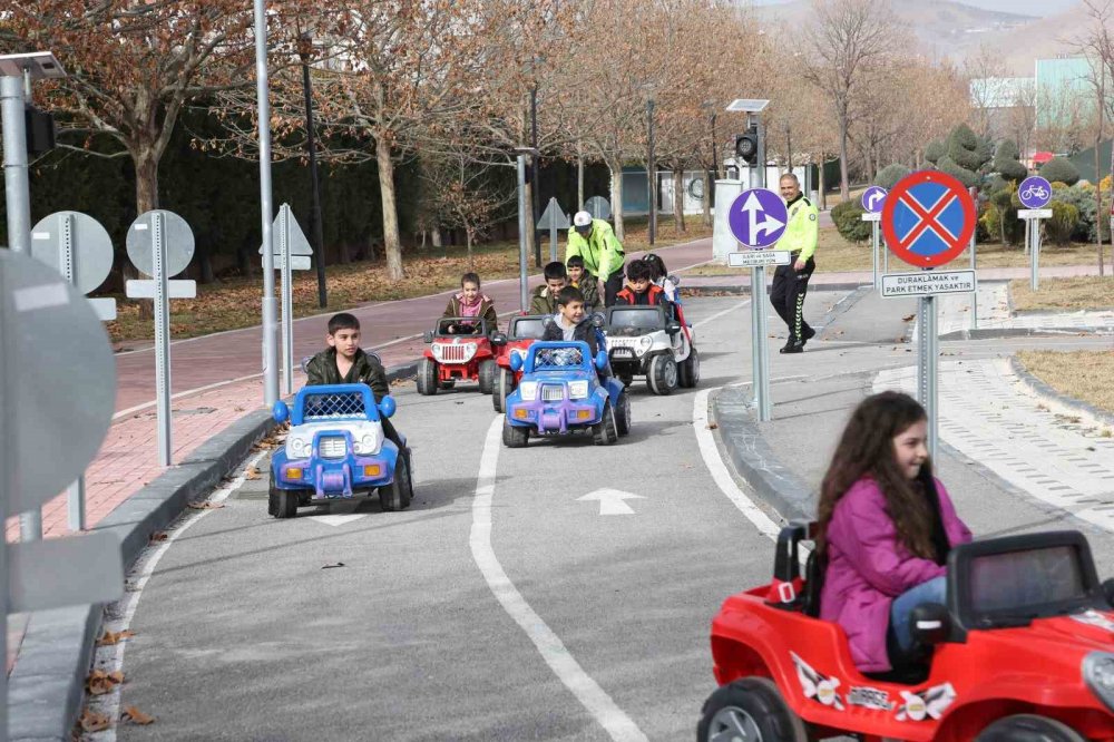 Konya'daki depremzede çocuklar MEGA ile tanıştı