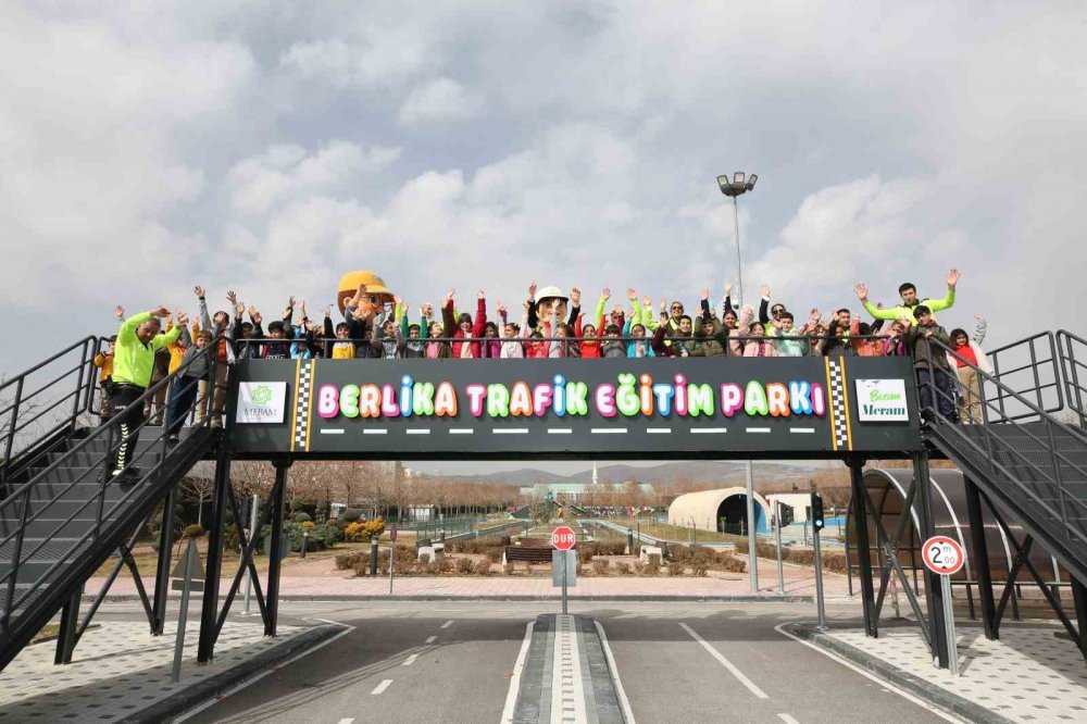 Konya'daki depremzede çocuklar MEGA ile tanıştı