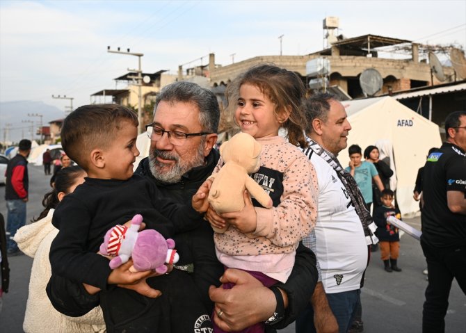 Beşiktaş taraftarının gönderdiği oyuncaklar depremzede çocukların yüzünü güldürdü