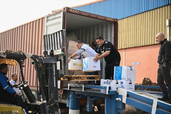 Beşiktaş taraftarının gönderdiği oyuncaklar depremzede çocukların yüzünü güldürdü