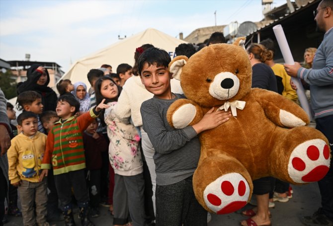 Beşiktaş taraftarının gönderdiği oyuncaklar depremzede çocukların yüzünü güldürdü