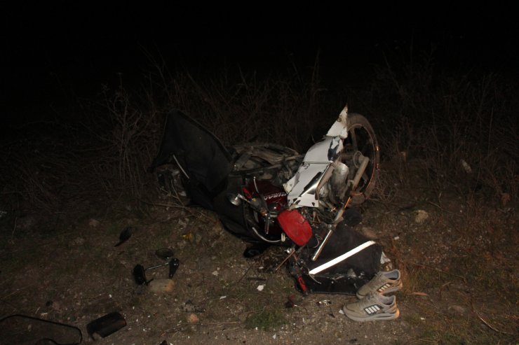 Ehliyetsiz otomobil sürücüsü motosiklete çarptı: 1 ölü