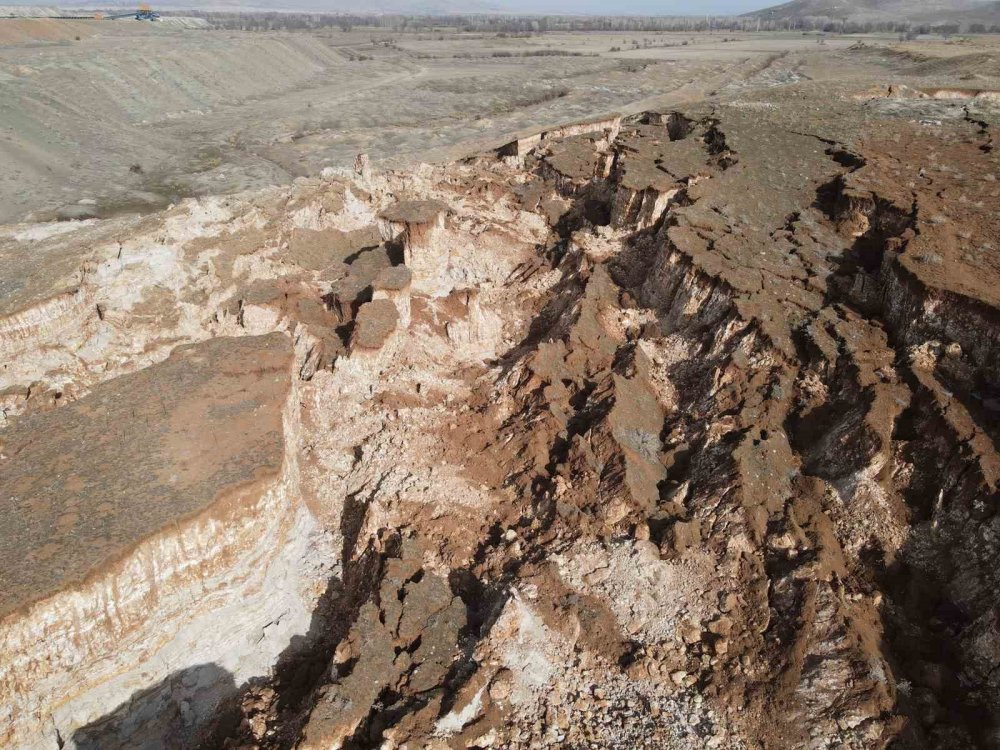 Kahramanmaraş'ta depremde oluşan devasa yarık havadan görüntülendi