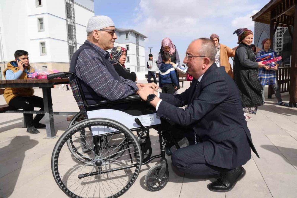 Usta ile Kavuş Konya’ya yerleşen depremzedeleri ziyaret etti